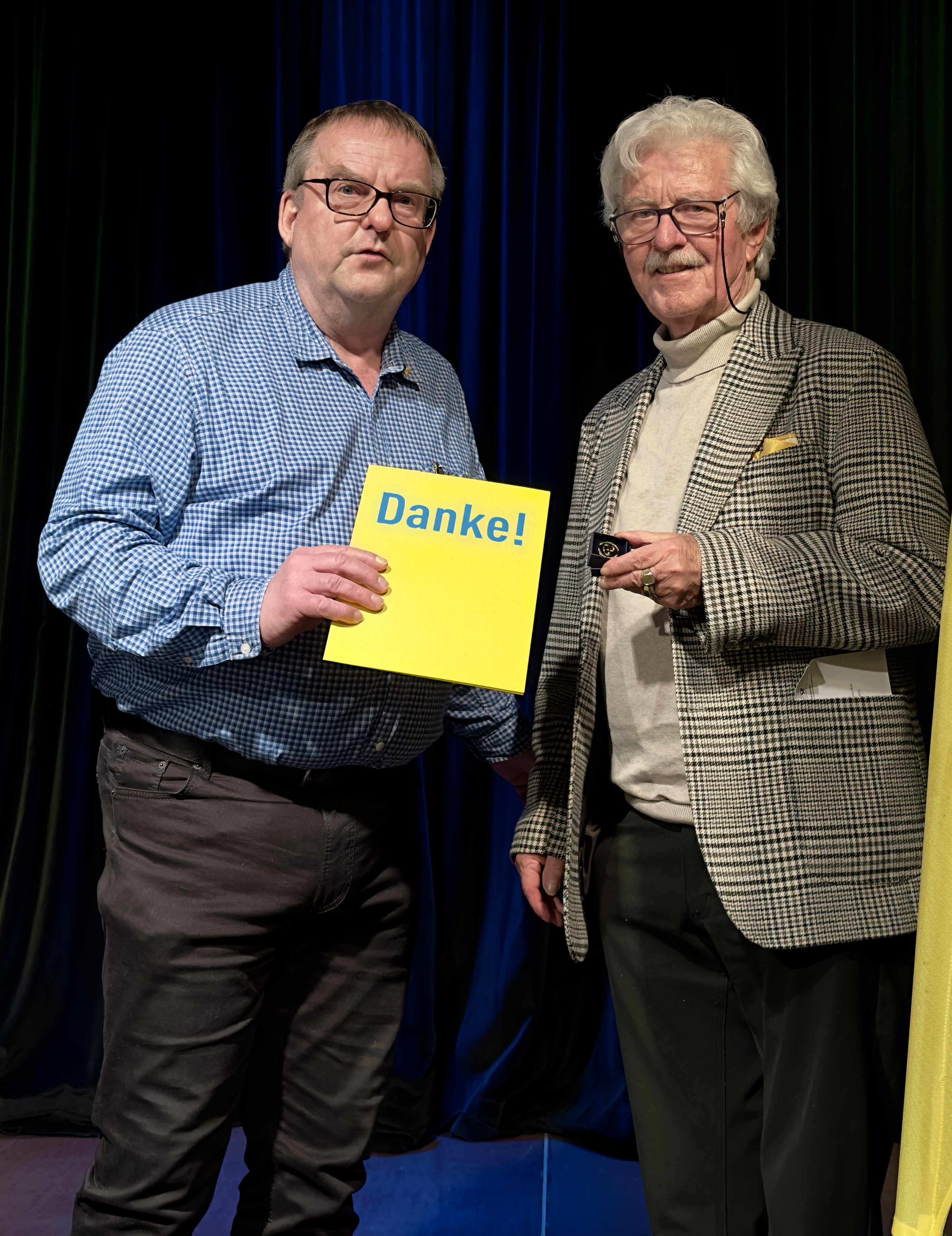 Reinhard Pennekamp überreich Dr. Hans-Georg Muth die Ehrung für seine 65-jährige Parteimitgliedschaft